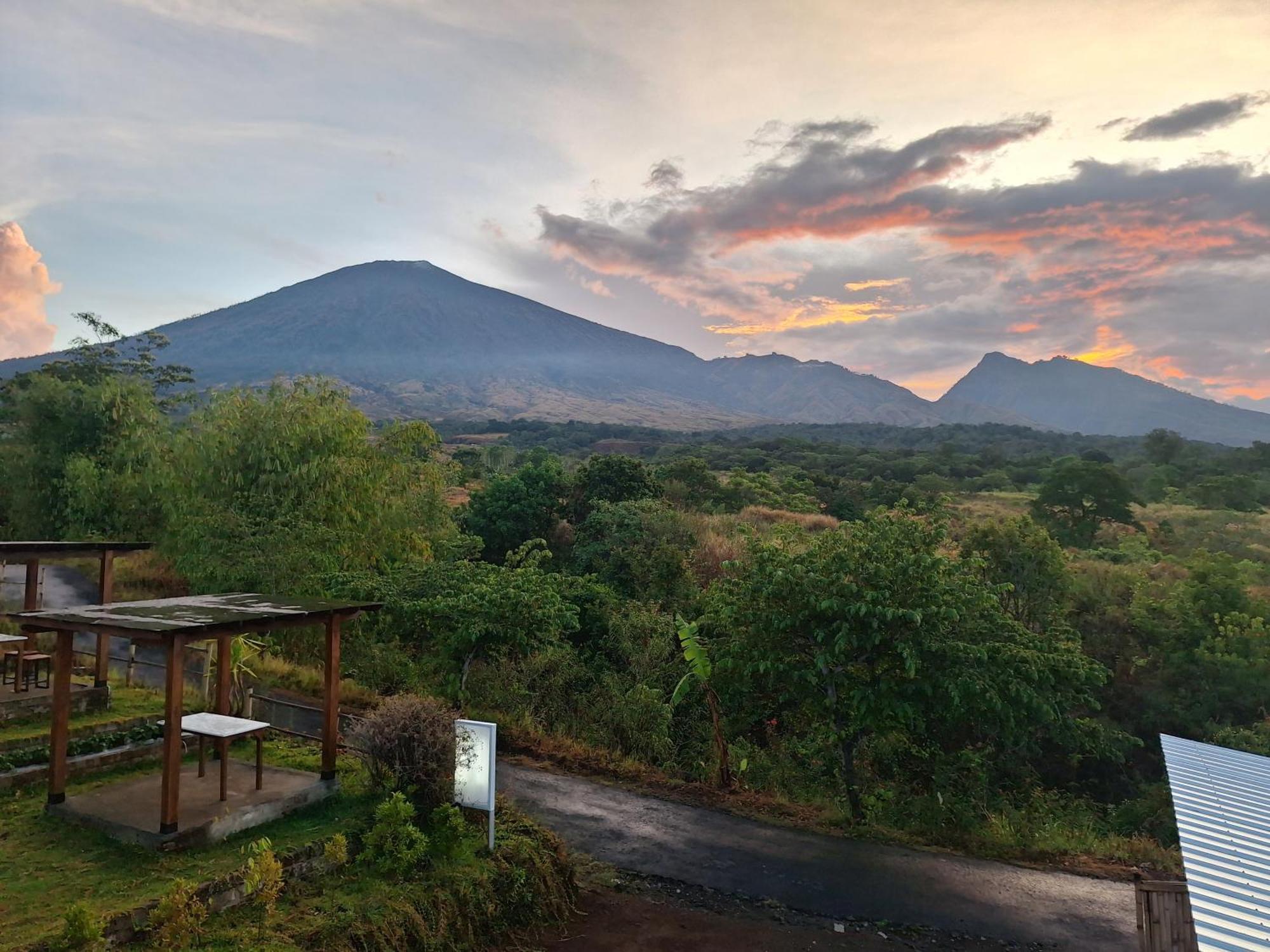 Family Rinjani Bungalow Sajang Екстериор снимка